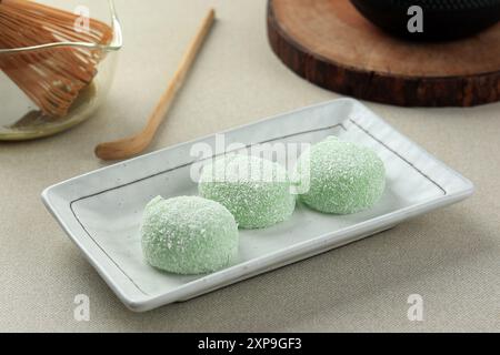 Primo piano: Tè verde giapponese o Pandan Mochi con rivestimento in cocco secco Foto Stock