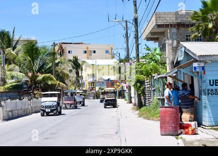 Pescador Drive, la strada che conduce al ponte Boca del Rio nella città di San Pedro, Ambergris Caye, Belize. Foto Stock