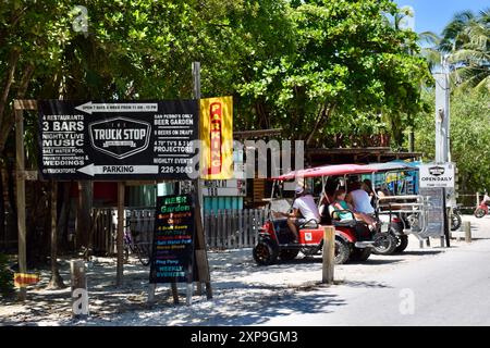 La fermata del camion, un popolare luogo turistico che offre cibo, bevande, curiosità notturne, film e un mercato artigianale. San Pedro, Belize. Foto Stock