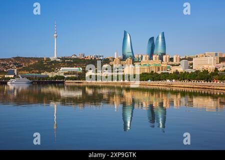 Vista panoramica sulle Torri della fiamma (2012) a Baku, Azerbaigian Foto Stock