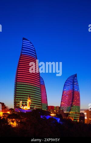 Vista panoramica delle Torri della fiamma (2012) al crepuscolo dall'Highland Park di Baku, Azerbaigian Foto Stock