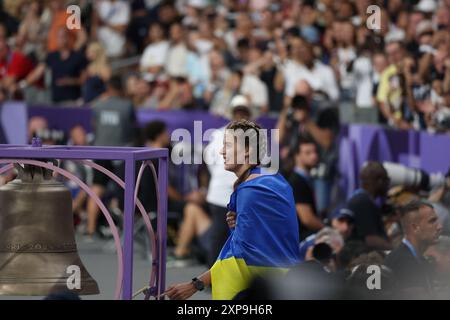 Parigi, Francia. 4 agosto 2024. Olimpiadi di Parigi: Atletica - l'alto saltatore ucraino Jaroslava Mahuchikh festeggia con la bandiera Ucraina e suona la campana dopo che Mahuchikh ha vinto la medaglia d'oro nel salto alto femminile Credit: Adam Stoltman/Alamy Live News Foto Stock