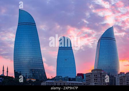 Vista panoramica delle Torri della fiamma (2012) al tramonto dall'Highland Park di Baku, Azerbaigian Foto Stock