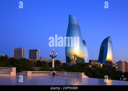 Vista panoramica delle Torri delle fiamme (2012) all'alba dal Parco delle Highland di Baku, Azerbaigian Foto Stock