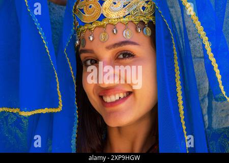 Una bella ragazza in tradizionale abbigliamento azero all'Icheri-Shekher (città vecchia) a Baku, Azerbaigian Foto Stock