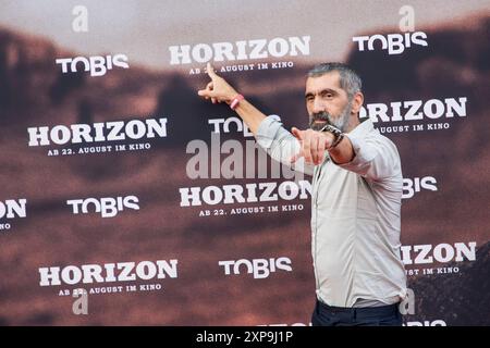 Horizon, Filmpremiere im Zoo Palast, Berlino, 04.08.2024 Erdal Yildiz bei der Premiere von Horizon im Berliner Zoo Palast AM 04.08.2024. Berlin Zoo Palast *** Horizon, anteprima cinematografica allo Zoo Palast di Berlino, 04 08 2024 Erdal Yildiz alla prima di Horizon allo Zoo Palast di Berlino il 04 08 2024 Berlin Zoo Palast Copyright: XBenxKriemannx Foto Stock