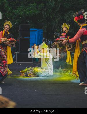 Balikpapan, Indonesia - 5 giugno 2024. Questo rituale è una danza tradizionale proveniente da Giava Occidentale - Indonesia. Foto Stock