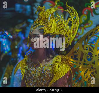 Balikpapan, Indonesia - 5 giugno 2024. La modella cammina lungo la strada per una sfilata durante la sfilata di moda del festival culturale indonesiano. Foto Stock