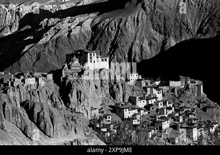 Lama Yuru è un antico monastero buddista tibetano risalente a mille anni fa a Ladakh, India - 1988 Foto Stock