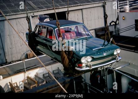 La Triumph Car viene caricata nella stiva del traghetto da Liverpool a Belfast 1966 Foto Stock