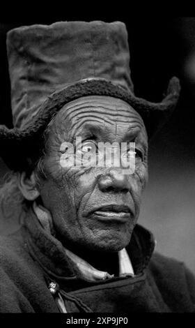 Un uomo Ladakhi che indossa abiti tradizionali viene a vedere le danze Cham al monastero buddista tibetano di Thiksey ogni anno a Ladakh, India - 1988 Foto Stock