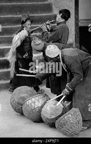 I musicisti si esibiscono durante le danze Cham presso il monastero buddista tibetano di Thiksey ogni anno a Ladakh, India - 1988 Foto Stock