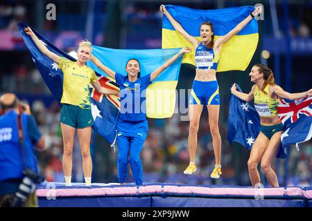 Parigi, Francia. 4 agosto 2024. L-R) medaglia di bronzo Eleanor Patterson del Team Australia , Iryna Gerashchenko del Team Ukraine, medaglia d'oro Jaroslava Mahuchikh e medaglia d'argento Nicola Olyslagers del tram Australia celebrano durante la finale di salto in alto femminile del 9° giorno dei Giochi Olimpici di Parigi 2024 allo Stade de France il 4 agosto, 2024 a Parigi, Francia. Crediti: Saolab/Alamy Live News Foto Stock