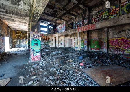 Le rovine di CFS Lac St. Denis, Québec, Canada e i suoi graffiti e danni strutturali. Foto Stock