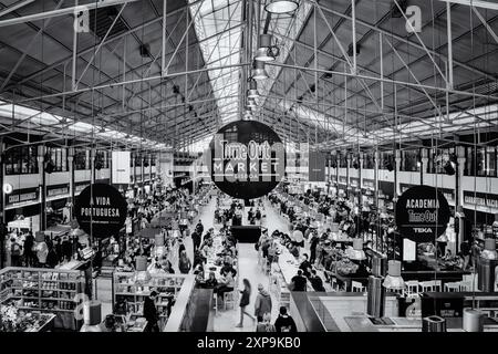 Time Out Market Lisboa, situato nel Mercado da Ribeira a Cais do Sodre a Lisbona, Portogallo. Foto Stock