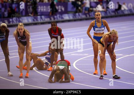 Parigi, Francia. 4 agosto 2024. Olimpiadi di Parigi: Atletica - gli atleti esausti crollano in pista dopo la seconda semifinale di 800 metri. Crediti: Adam Stoltman/Alamy Live News Foto Stock