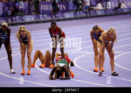 Parigi, Francia. 4 agosto 2024. Olimpiadi di Parigi: Atletica - gli atleti esausti crollano in pista dopo la seconda semifinale di 800 metri. Crediti: Adam Stoltman/Alamy Live News Foto Stock