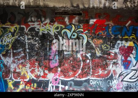 Le rovine di CFS Lac St. Denis, Québec, Canada e i suoi graffiti e danni strutturali. Foto Stock