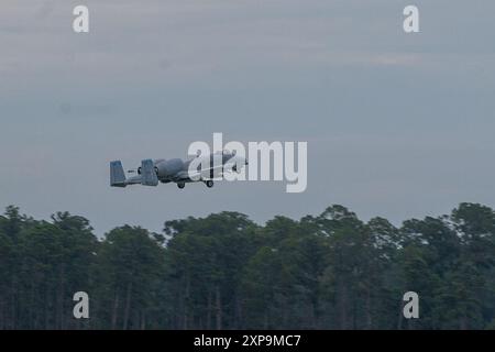 Un aereo A-10C Thunderbolt II della U.S. Air Force decolla alla Moody Air Force base, 4 agosto 2024. Gli esperti meteorologici del 23rd Operational Support Squadron hanno seguito la tempesta fin dal suo sviluppo iniziale, collaborando con il National Weather Service e il National Hurricane Center per ricevere aggiornamenti regolari sulle tempeste tropicali che entrano nel Golfo del Messico. (Foto U.S. Air Force di Airman 1st Class Cade Ellis) Foto Stock