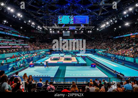 Parigi, Francia - 2 agosto 2024 : Vista generale della gara di trampolini all'Arena di Bercy durante le Olimpiadi estive di Parigi 2024 Foto Stock