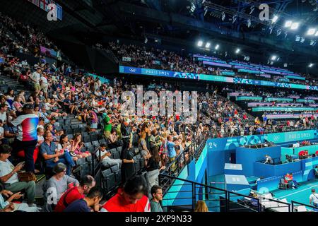 Parigi, Francia - 2 agosto 2024 : tifosi che partecipano alla gara di trampolino all'Arena di Bercy durante le Olimpiadi estive di Parigi 2024 Foto Stock