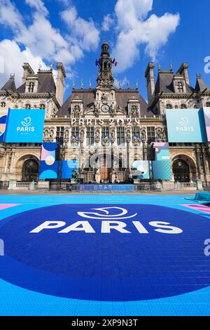 Parigi, Francia - 2 agosto 2024 : facciata del Municipio di Parigi decorata per un evento speciale durante le Olimpiadi estive di Parigi 2024 Foto Stock