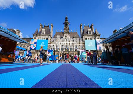Parigi, Francia - 2 agosto 2024 : facciata del Municipio di Parigi decorata per un evento speciale durante le Olimpiadi estive di Parigi 2024 Foto Stock