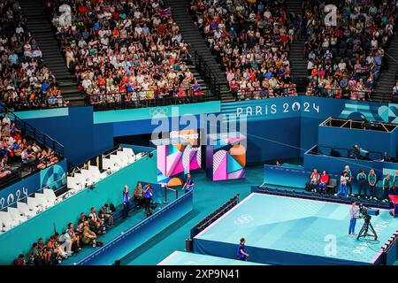 Parigi, Francia - 2 agosto 2024: Angolo della Bercy Arena durante le Olimpiadi estive di Parigi 2024 Foto Stock