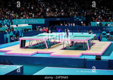 Parigi, Francia - 2 agosto 2024: Trampolini all'Arena di Bercy durante le Olimpiadi estive di Parigi 2024 Foto Stock