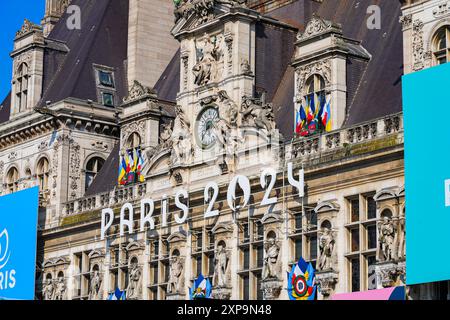 Parigi, Francia - 2 agosto 2024 : facciata del Municipio di Parigi decorata per un evento speciale durante le Olimpiadi estive di Parigi 2024 Foto Stock