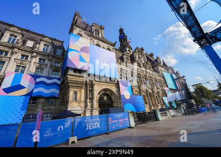 Parigi, Francia - 2 agosto 2024 : facciata del Municipio di Parigi decorata per un evento speciale durante le Olimpiadi estive di Parigi 2024 Foto Stock