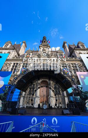Parigi, Francia - 2 agosto 2024 : facciata del Municipio di Parigi decorata per un evento speciale durante le Olimpiadi estive di Parigi 2024 Foto Stock