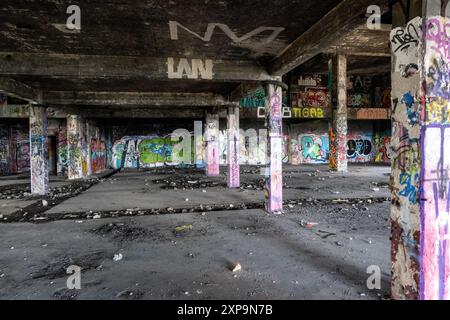 Le rovine di CFS Lac St. Denis, Québec, Canada e i suoi graffiti e danni strutturali. Foto Stock