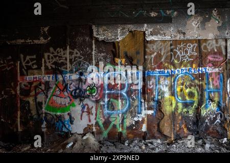 Le rovine di CFS Lac St. Denis, Québec, Canada e i suoi graffiti e danni strutturali. Foto Stock