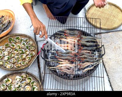 Pesce alla griglia servito ai turisti nella laguna di Tam Giang, provincia di Thua Thien-Hue, Vietnam. Foto Stock