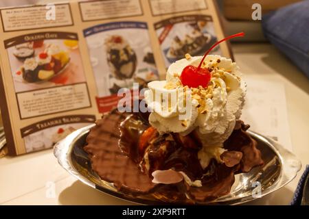 Un grande gelato nella fabbrica Ghiraderlli Chocolate iconica di San Francisco, California. Foto Stock