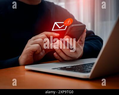 Spam SMS, phishing di messaggi di testo falsi dal concetto di truffatore. Avviso di avvertimento rosso di sistema violato, hack via e-mail, malware di truffa che diffonde virus all'avviso di messaggio Foto Stock