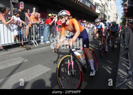 Tour Eiffel, Av. Gustav Eiffel, 75007 Parigi, Francia, 4 agosto 2024. Con una festa di strada di oltre mezzo milione di spettatori che si divertono, Kristen Faulkner degli Stati Uniti sconfigge i reali del ciclismo atletico internazionale saltando sul traguardo sotto la Tour Eiffel, per conquistare la medaglia d'oro nella Women's Cycling Road Race alle Olimpiadi di Parigi del 2024. Crediti: ©Julia Mineeva/EGBN TV News/Alamy Live News Foto Stock