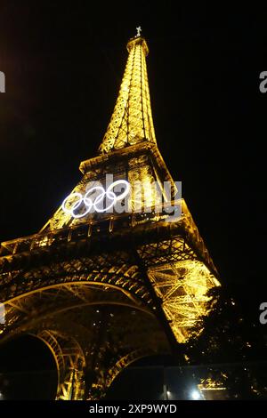 Tour Eiffel, Av. Gustav Eiffel, 75007 Parigi, Francia, 4 agosto 2024. Con una festa di strada di oltre mezzo milione di spettatori che si divertono, Kristen Faulkner degli Stati Uniti sconfigge i reali del ciclismo atletico internazionale saltando sul traguardo sotto la Tour Eiffel, per conquistare la medaglia d'oro nella Women's Cycling Road Race alle Olimpiadi di Parigi del 2024. Crediti: ©Julia Mineeva/EGBN TV News/Alamy Live News Foto Stock