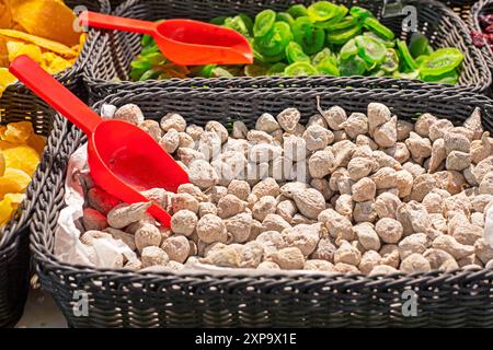 fichi bianchi essiccati sfusi in un contenitore in un supermercato Foto Stock