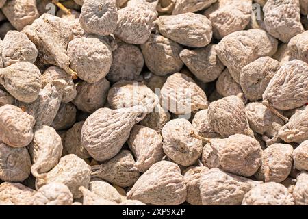 fichi bianchi essiccati sfusi in un contenitore in un supermercato Foto Stock