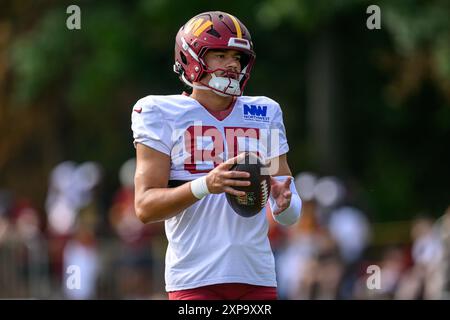 Ashburn, Virginia, Stati Uniti. 4 agosto 2024: Il tight end dei Washington Commanders Cole Turner (85) si riscalda durante l'allenamento dei Washington Commanders presso l'INOVA Sports Performance Center di Ashburn, Virginia Reggie Hildred/CSM (immagine di credito: © Reggie Hildred/Cal Sport Media) crediti: Cal Sport Media/Alamy Live News Foto Stock