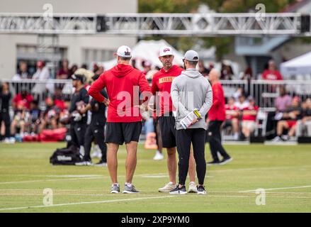 Santa Clara, California, Stati Uniti. 4 agosto 2024 Santa Clara U.S.A CA San Francisco 49ers allenatore Kyle Shanahan sul campo di allenamento durante il San Francisco 49ers Training Camp Day 10 presso SAP Performance Facility presso il Levi's Stadium Santa Clara California. Thurman James/CSM credito: Cal Sport Media/Alamy Live News Foto Stock