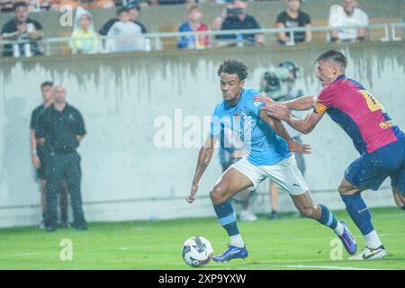 Orlando, Florida, Stati Uniti, 30 luglio 2024, il centrocampista del Manchester City FC Oscar Bobb n. 52 si precipita in avanti mentre Clément Lenglet n. 4 tenta di fermarlo durante le FC Series 2024 al Camping World Stadium. (Foto: Marty Jean-Louis/Alamy Live News Foto Stock