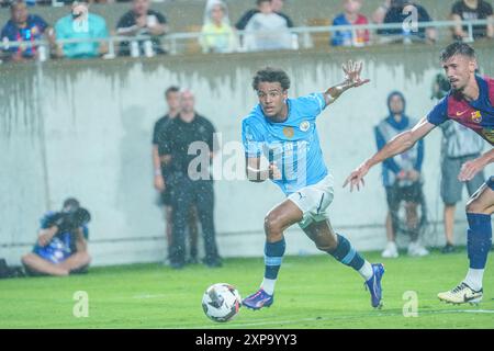 Orlando, Florida, Stati Uniti, 30 luglio 2024, il centrocampista del Manchester City FC Oscar Bobb n. 52 si precipita in avanti mentre Clément Lenglet n. 4 tenta di fermarlo durante le FC Series 2024 al Camping World Stadium. (Foto: Marty Jean-Louis/Alamy Live News Foto Stock