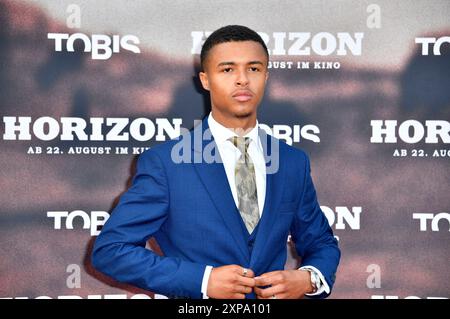 Maximilian Schöbel bei der Deutschlandpremiere des Kinofilms "Horizon" im Zoo Palast. Berlino, 04.08.2024 Foto Stock