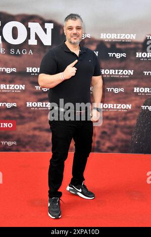 Imad Mardnli bei der Deutschlandpremiere des Kinofilms 'Horizon' im Zoo Palast. Berlino, 04.08.2024 Foto Stock
