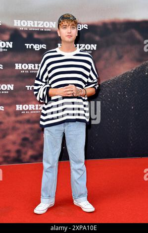 Jonas Wuttke bei der Deutschlandpremiere des Kinofilms 'Horizon' im Zoo Palast. Berlino, 04.08.2024 Foto Stock