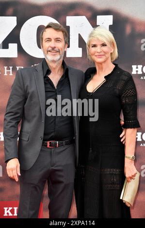 Guido Broscheit e Barbara Klein bei der Deutschlandpremiere des Kinofilms 'Horizon' im Zoo Palast. Berlino, 04.08.2024 Foto Stock