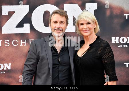 Guido Broscheit e Barbara Klein bei der Deutschlandpremiere des Kinofilms 'Horizon' im Zoo Palast. Berlino, 04.08.2024 Foto Stock